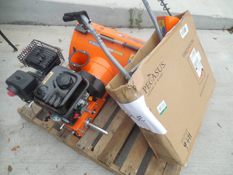 SNOW BLOWER
