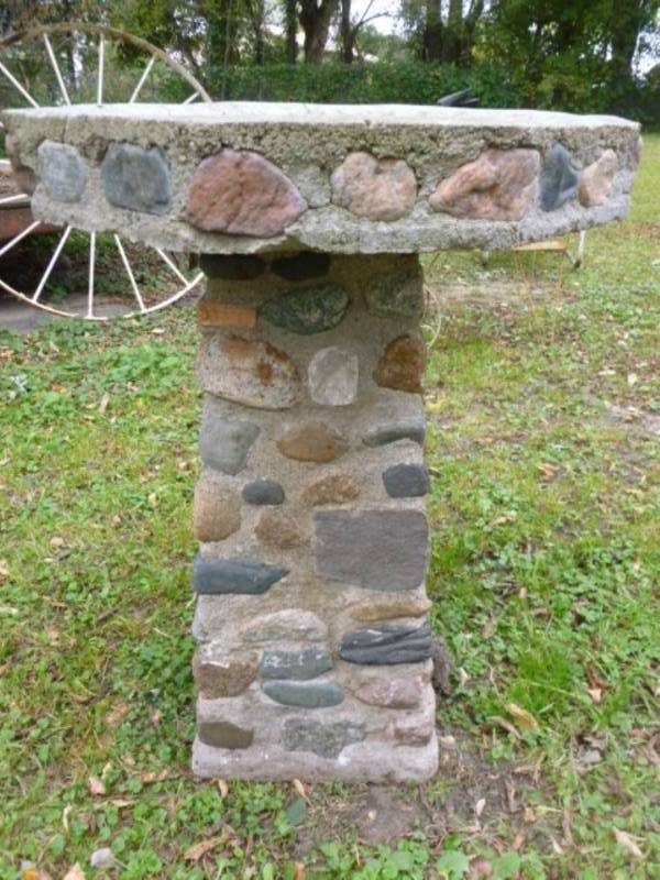lot 8 image: Vintage Stone Bird Bath