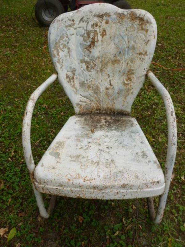 lot 9 image: Vintage Metal Chair