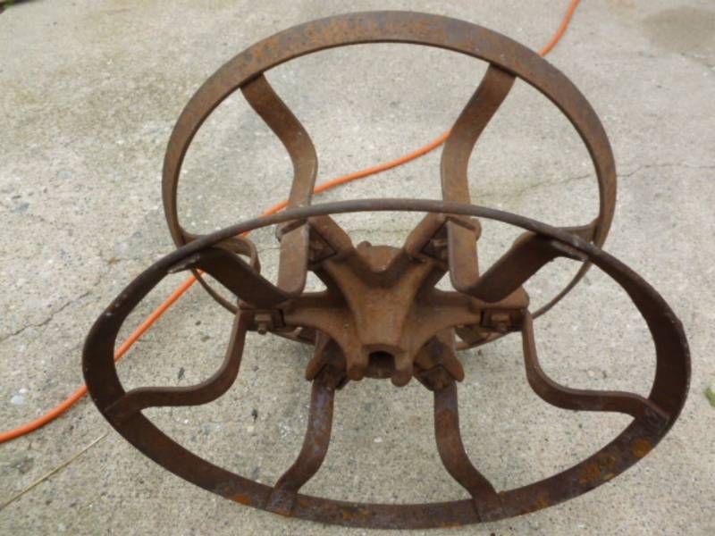 lot 18 image: Antique Row Check Spool