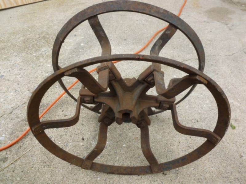 lot 19 image: Antique Row Check Spool