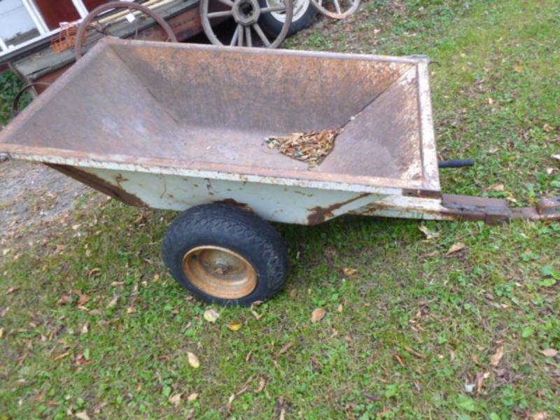 lot 34 image: Lawn And Garden Trailer