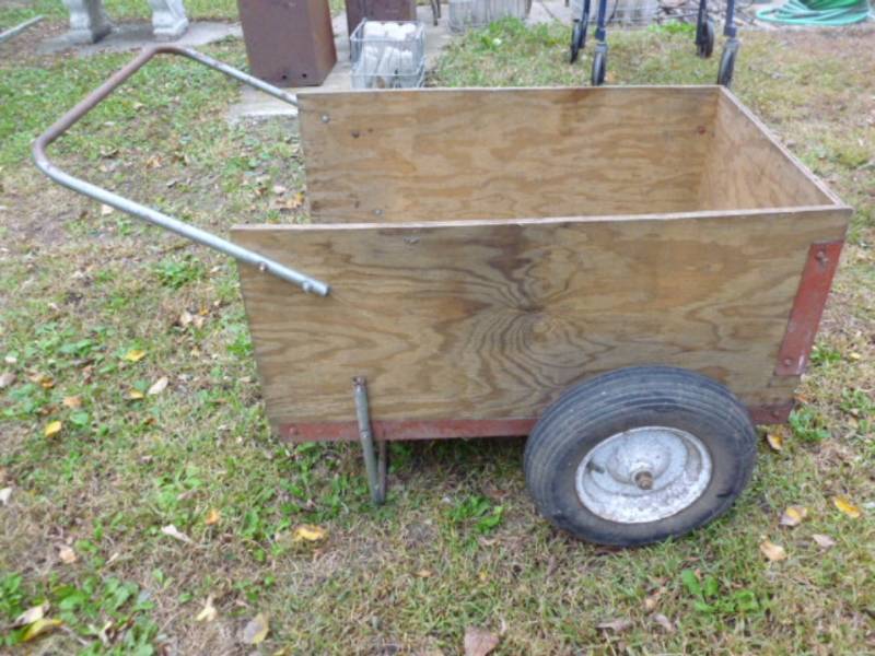 lot 36 image: Lawn And Garden Cart