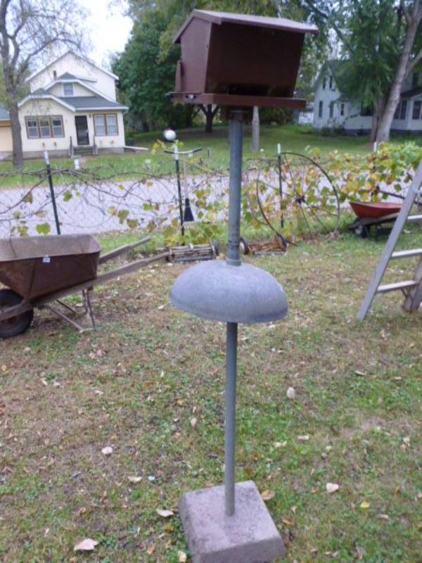 lot 37 image: Bird Feeder