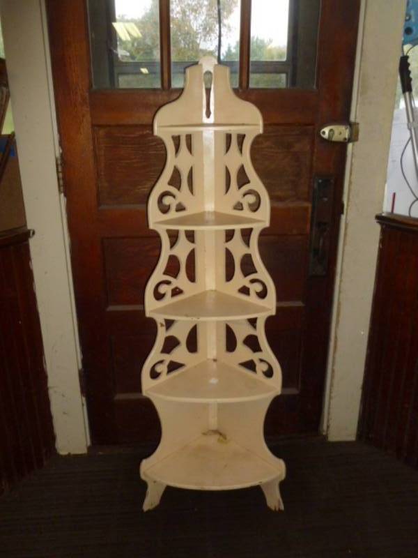 lot 47 image: Vintage Corner Floor Shelf