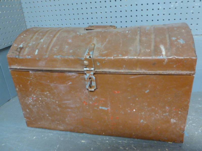 lot 60 image: Vintage Trunk