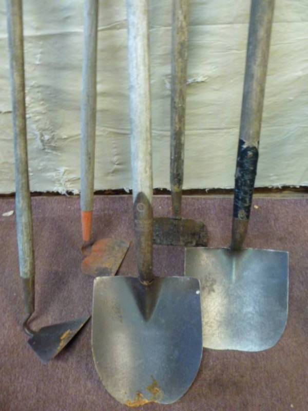 lot 94 image: Lawn And Garden Tools