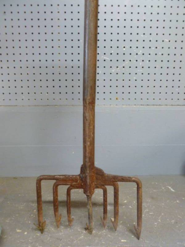 lot 129 image: Vintage Spear