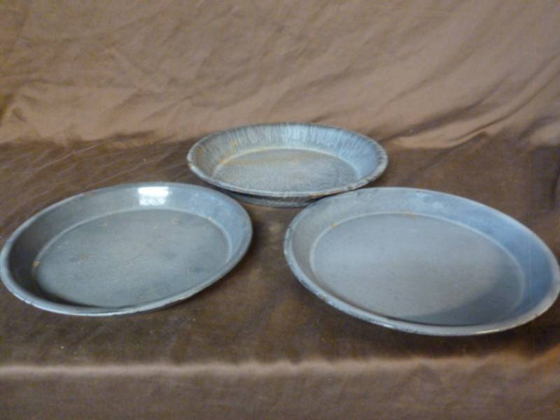 lot 150 image: Vintage Graniteware