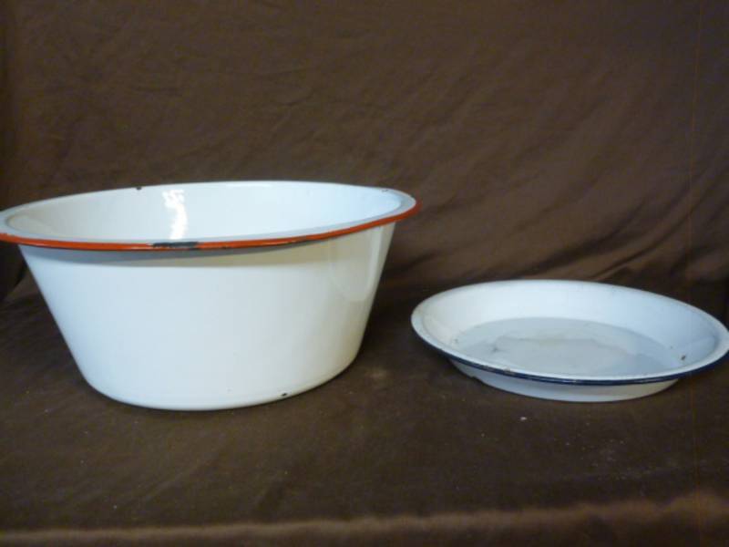 lot 153 image: Vintage Enamelware