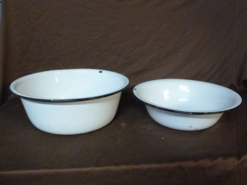 lot 154 image: Vintage Enamelware