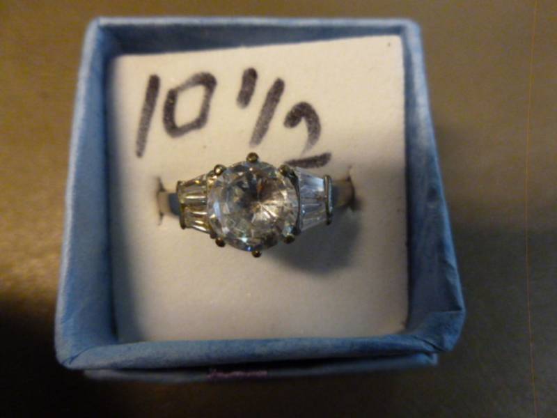 lot 182 image: Ladies Ring