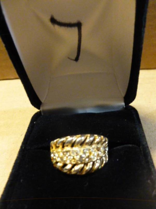lot 195 image: Ladies Ring