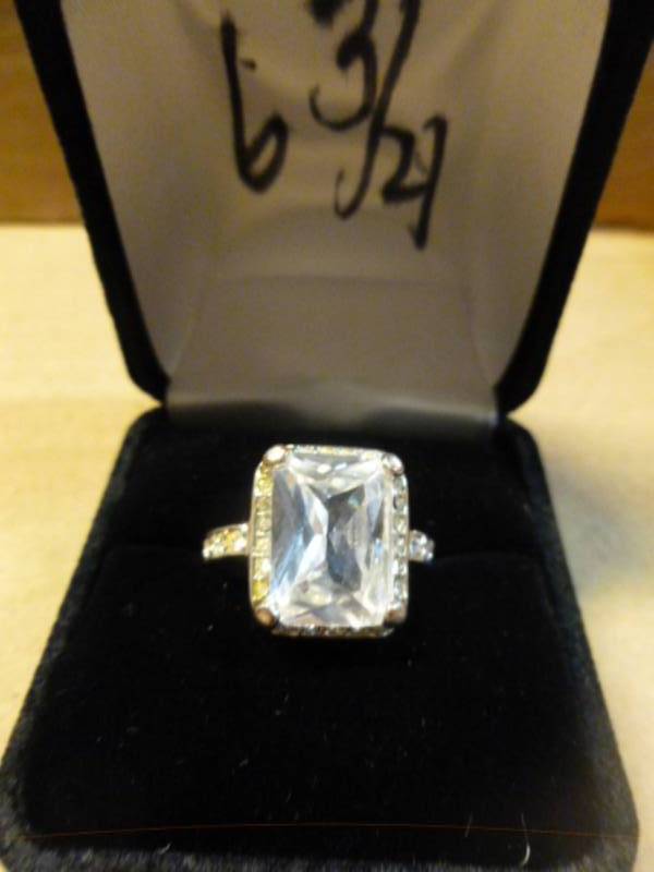 lot 199 image: Ladies Ring