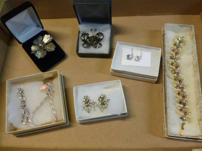 lot 201 image: Jewelry