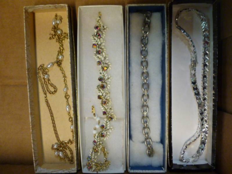 lot 204 image: Jewelry