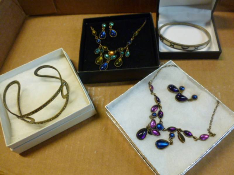 lot 205 image: Jewelry