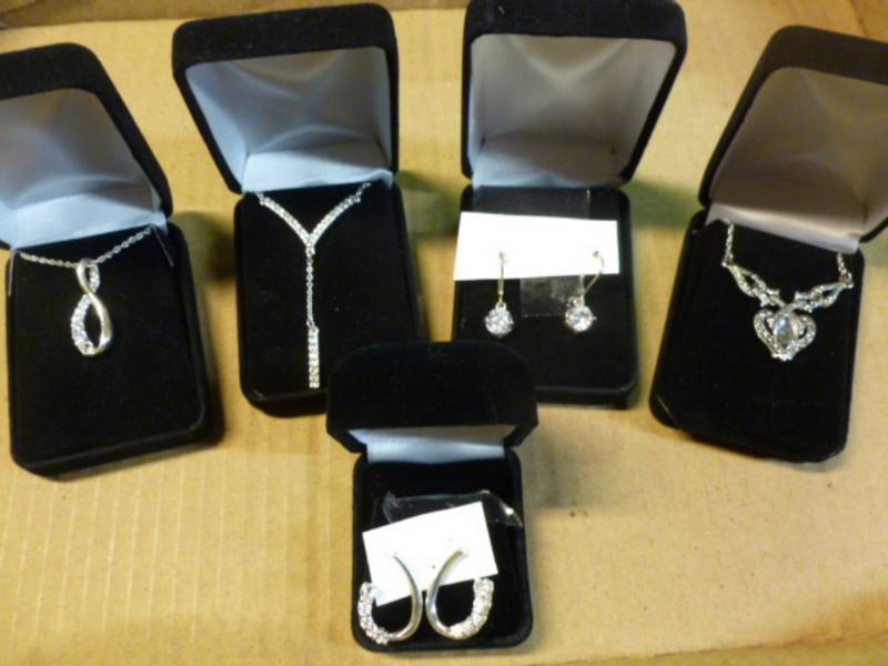 lot 202 image: Jewelry