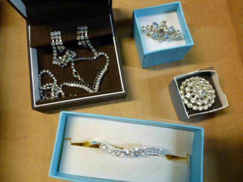 lot 206 image: Jewelry