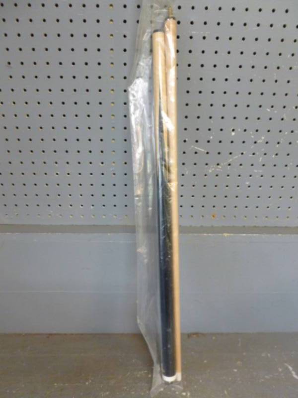 lot 231 image: New Pool Stick