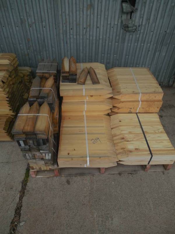 lot 219 image: PALLET LOT OF ASSORTED STAKES