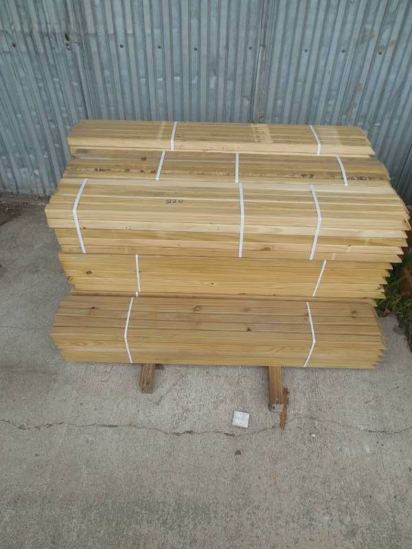 lot 220 image: (12) BUNDLES OF 2 X 2 48 GREEN TREATED SPINDLES WTAPER END