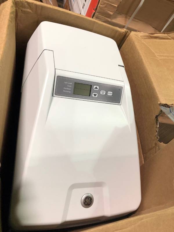 lot 105 image: GE 30,000 Grain Water Softener not used small crack on the back please review the pictures