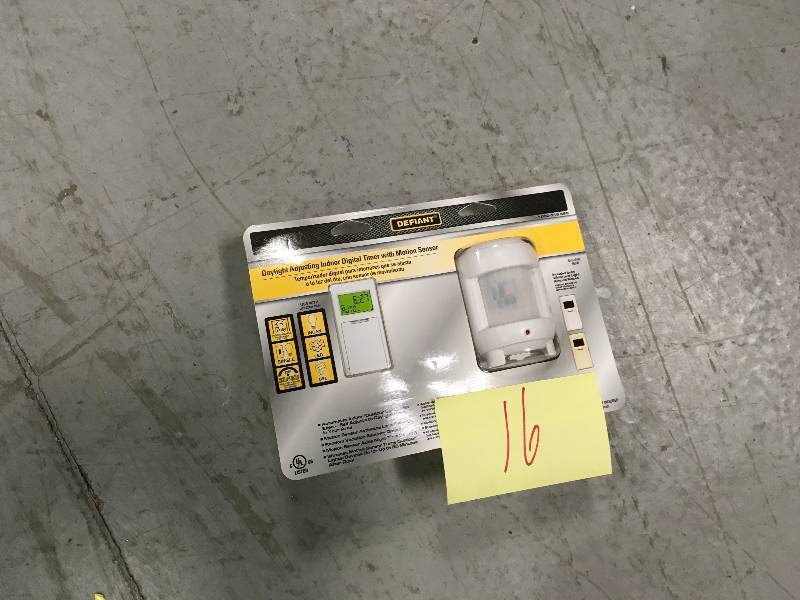 lot 16 image: Defiant SunSmart 8 Amp In-wall Digital Timer D6210