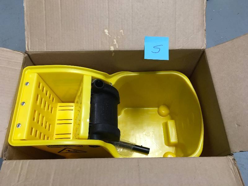 lot 5 image: Rubbermaid 1887304 Tandem MOP Bucket Plastic Yellow 31 Quart  USED in work  conditions