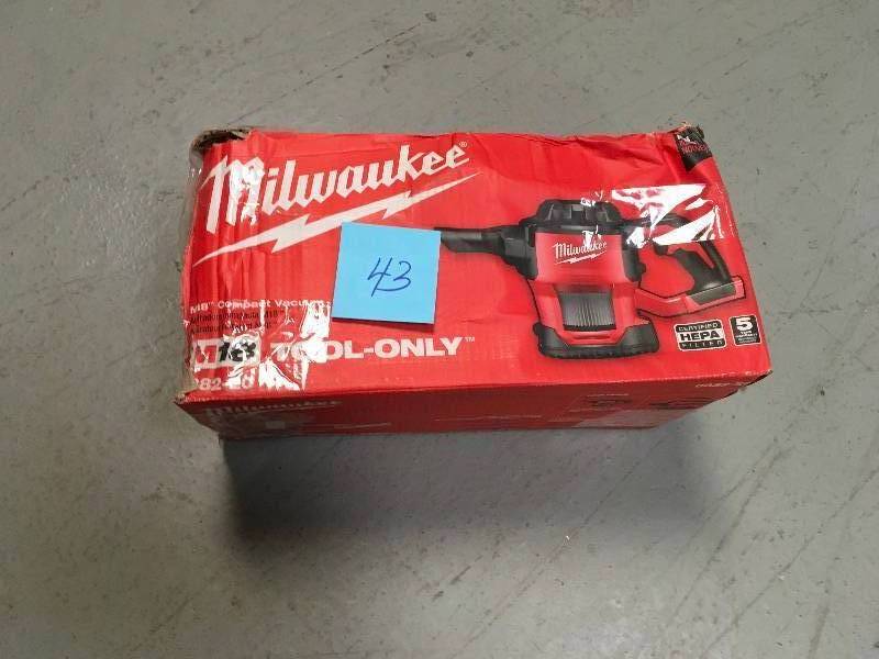 lot 43 image: Milwaukee M18 CORDLESS VACUUM, TANK SIZE 0.3 GAL., 18V  USED in working conditions