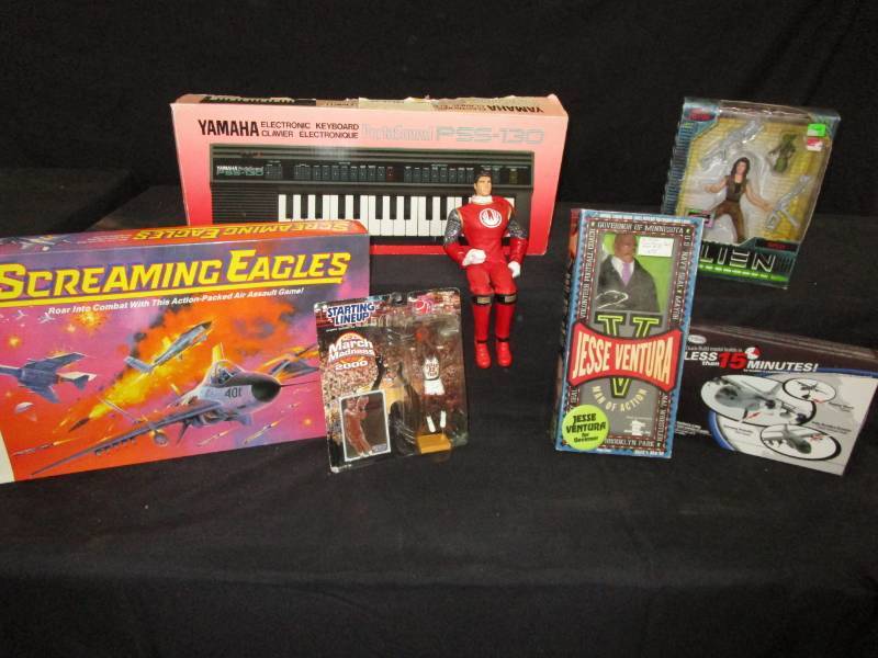lot 169 image: Screaming Eagles Game, NCAA March Madness 2000, Yamaha Electric Piano
