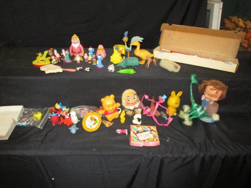 lot 174 image: Antique toys