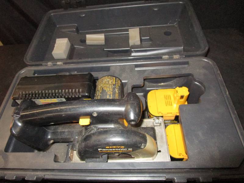 lot 194 image: Panasonic Metal Cutter 15.6 Volts with 2 Batteries and Charger