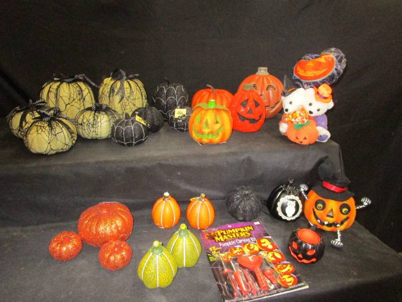 lot 7 image: Halloween Decorations