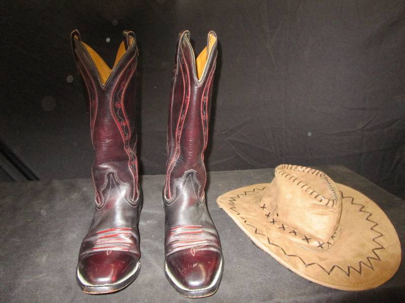 lot 10 image: Imperial size 9 12 D Boots and Hat