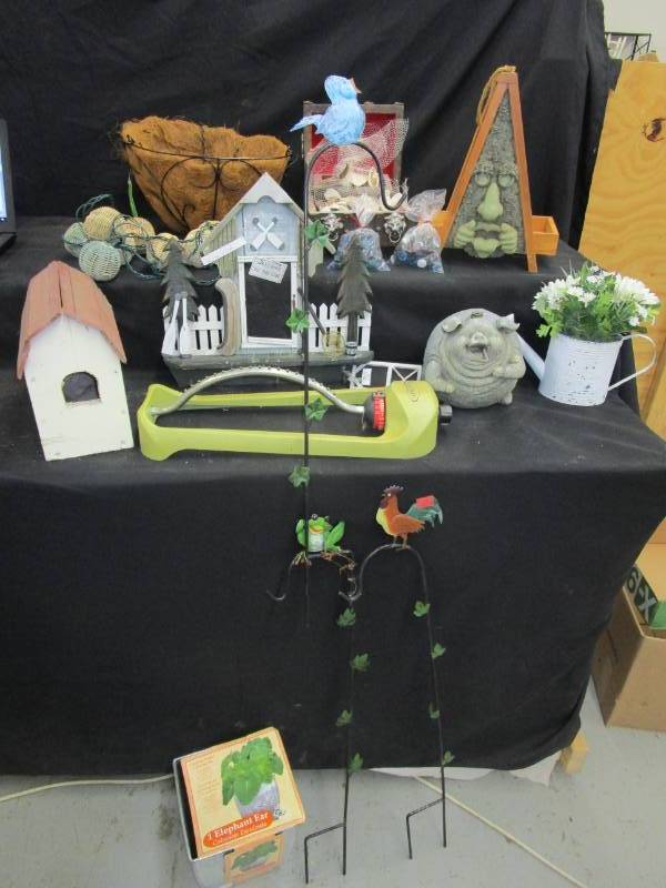lot 22 image: Outdoor and garden dcor, Pig Sprinkler, lights, starfish, shells, planters, shepards hooks