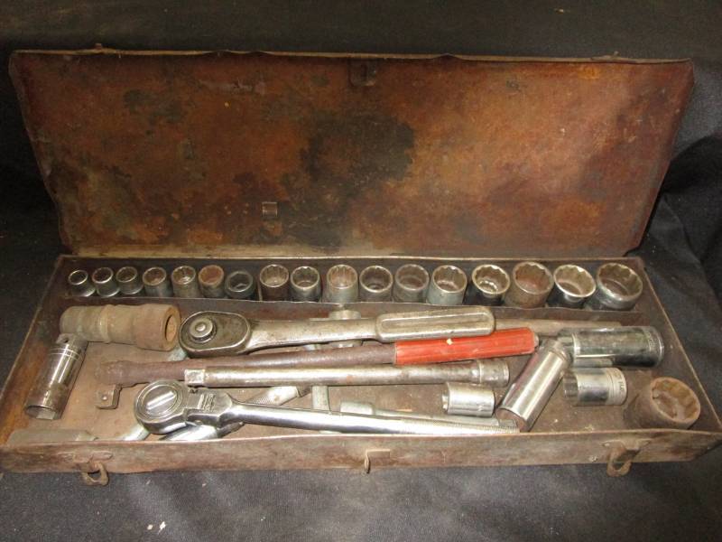 lot 46 image: Old Socket Set