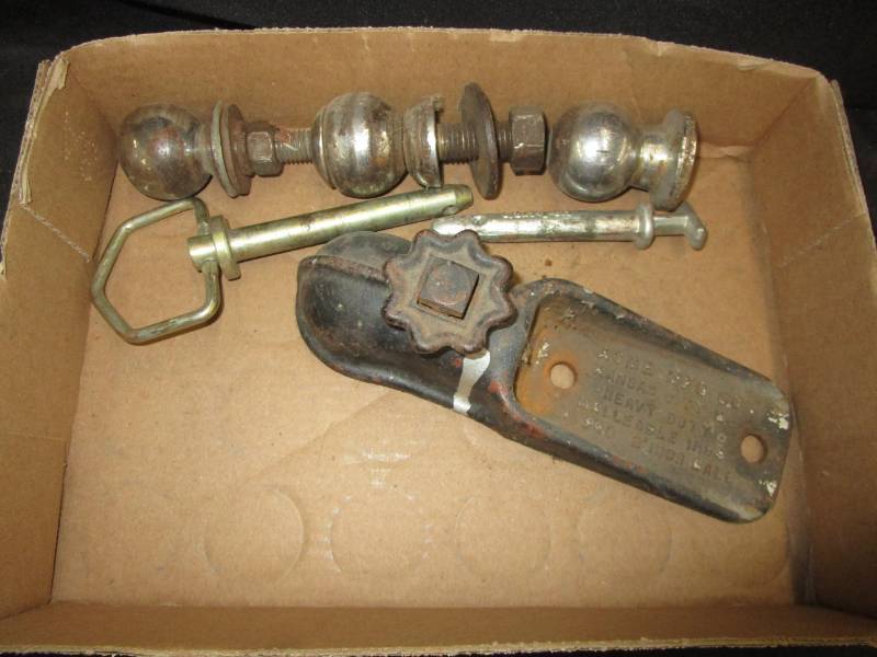lot 47 image: Hitch, balls and pins