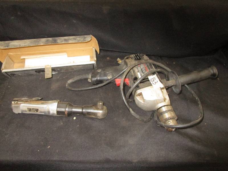 lot 49 image: 12 Air rachet and 12 drill hammer