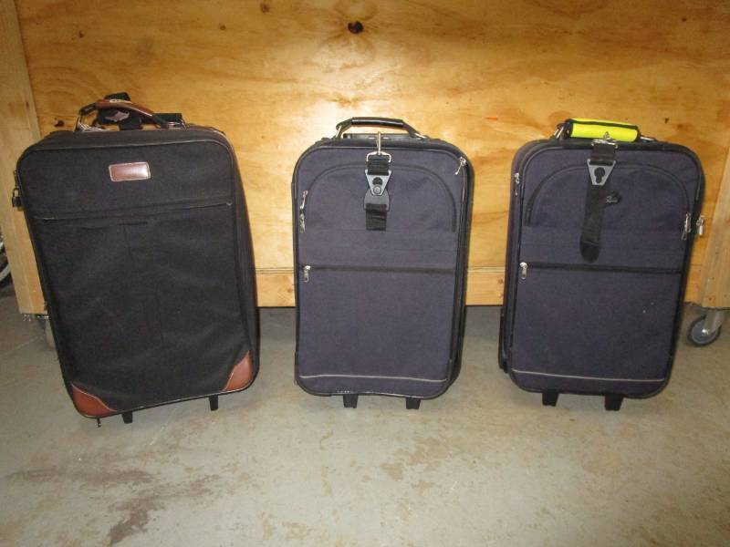 lot 73 image: 3 Carry on Suitcases