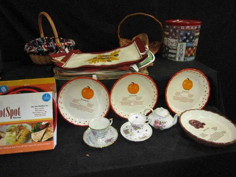 lot 78 image: Cans, Baskets, Glass Pie Platters, Various Table Placemats
