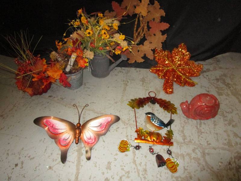 lot 87 image: Variety of Fall Decorations