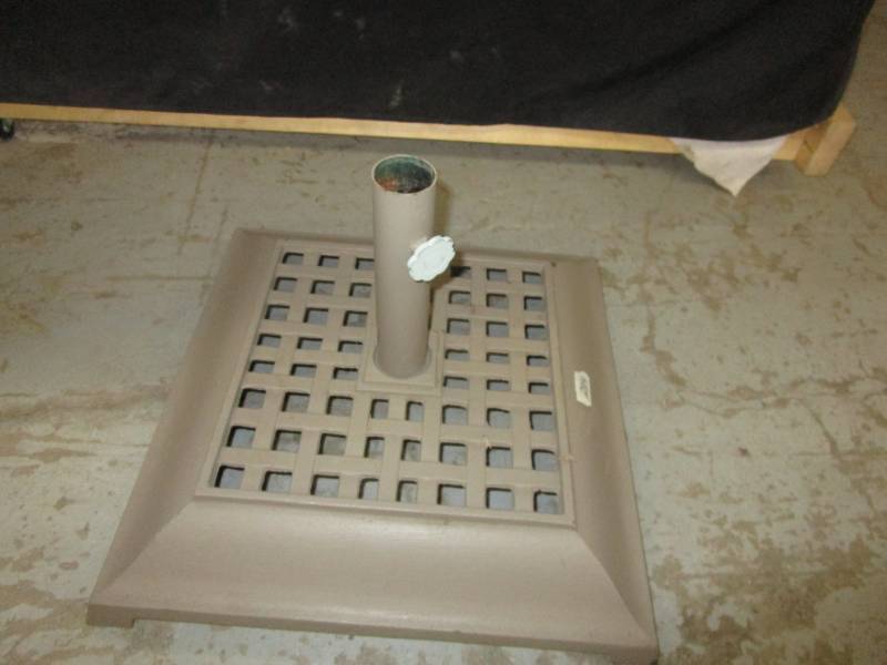 lot 124 image: Cast Iron Umbrella Base