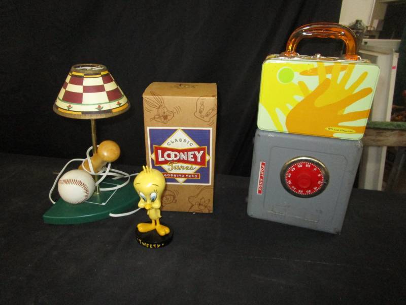 lot 157 image: Baseball Lamp, Loonie Tunes Bobbing Head, Lunch Box