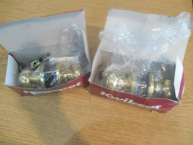 lot 31 image: (2) MATCHING Kwikset 200CV Passage Function Cove Knobset