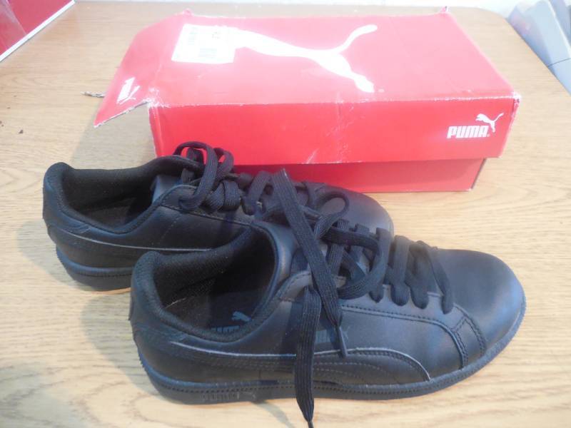 lot 7 image: PUMA Kids Junior Smash Fun Shoe  Black -4.5