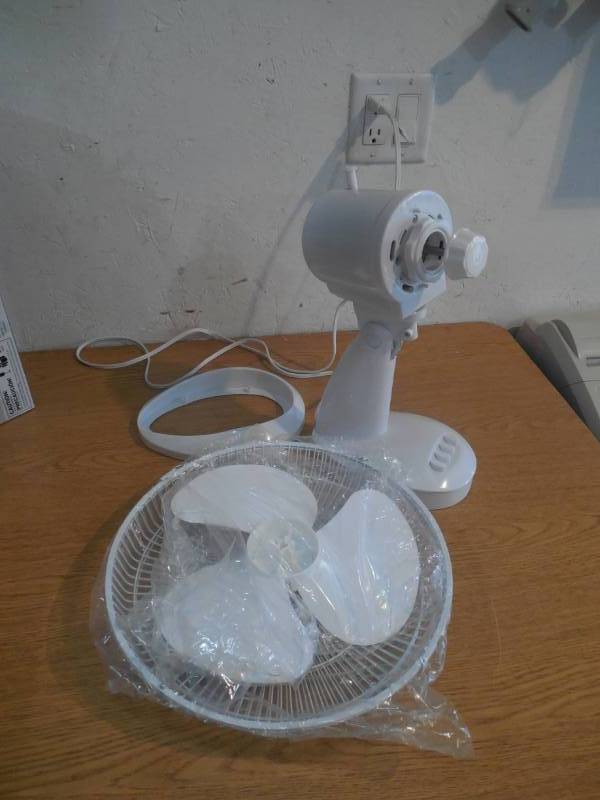 lot 27 image: Royal Sovereign 12 Desk Fan