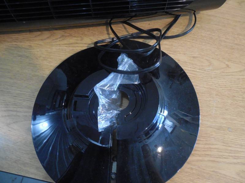 lot 62 image: Sharper Image 36 Oscillating Tower Fan