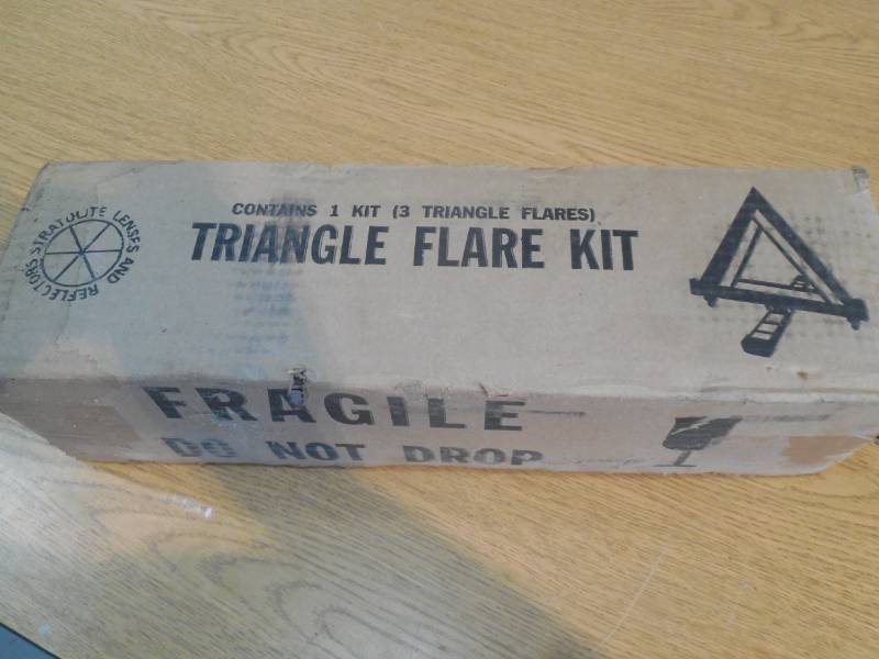 lot 76 image: BRAND NEW FLARE TRIANGLE KIT OF 3