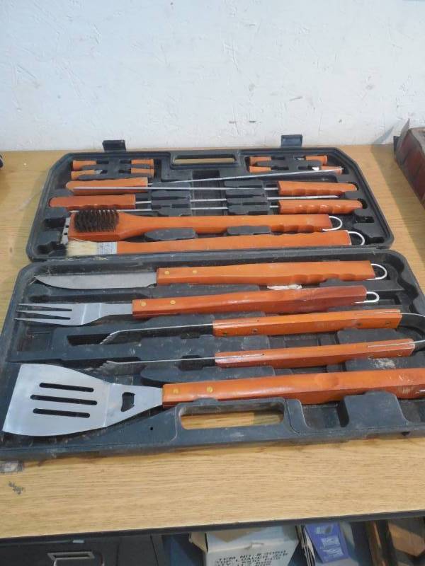 lot 81 image: 18 PIECE BBQ TOOL SET WITH CASE